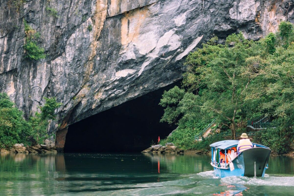 BOTANIC GARDEN  PHONG NHA CAVE – DARK CAVE